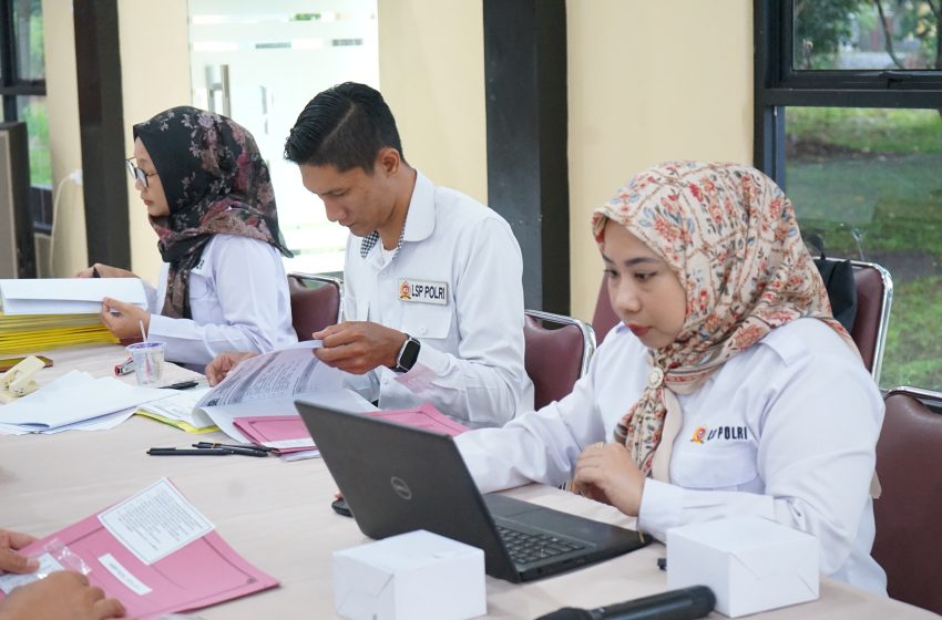  PASTIKAN KELAYAKAN PESERTA, REGISTRASI ADMINISTRASI SERTIFIKASI KOMPETENSI TENAGA PENDIDIK SPN POLDA LAMPUNG BERJALAN TERTIB