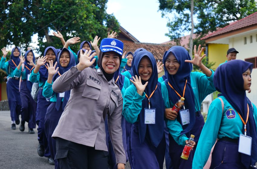  INSPIRASI DISIPLIN DAN PENGABDIAN: MOMEN HANGAT KUNJUNGAN SISWA SMPN 1 BANYUMAS KE SPN POLDA LAMPUNG