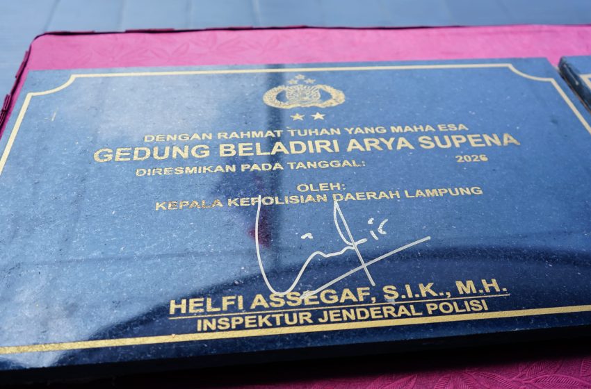  ABADIKAN NAMA BRIPKA (ANUMERTA) ARYA SUPENA, KAPOLDA LAMPUNG TANDA TANGANI PRASASTI GEDUNG BELADIRI ARYA SUPENA DI SPN POLDA LAMPUNG